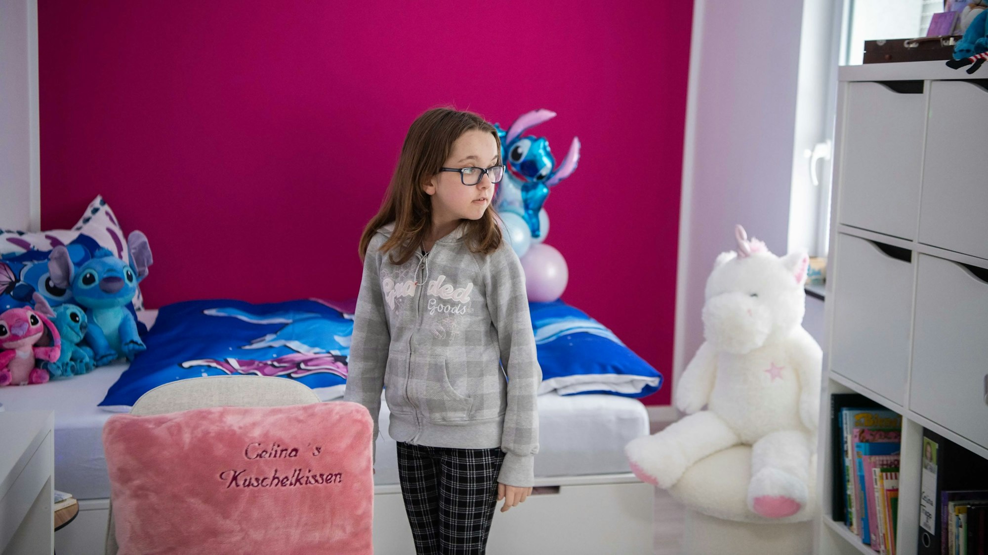Das Bild zeigt Celina, wie sie in ihrem neuen Kinderzimmer steht.