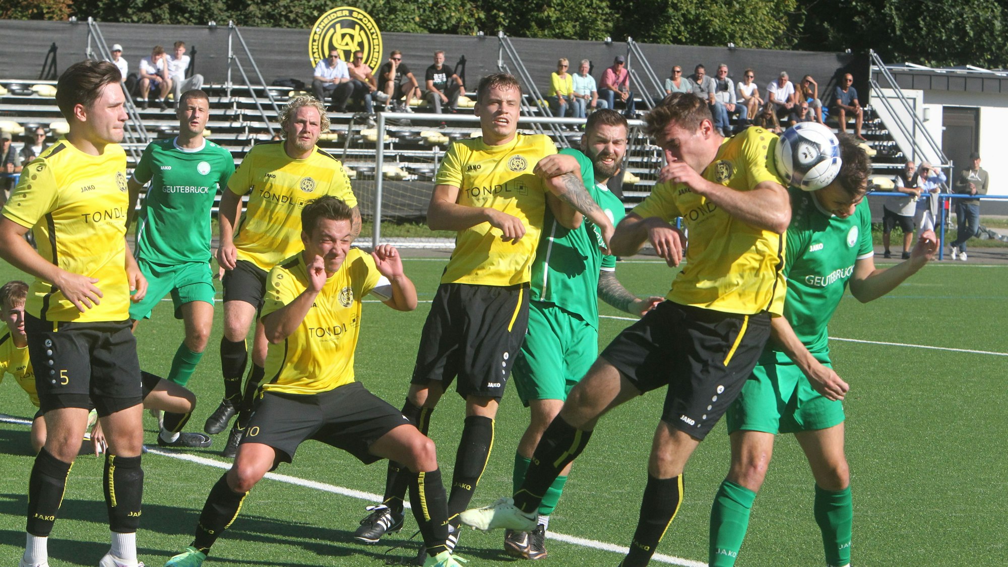 Dicke Luft im Wahlscheider Strafraum: HFV-Akteur Nicolas Schwarz (rechts) kann den Ball nicht aufs Tor bringen.