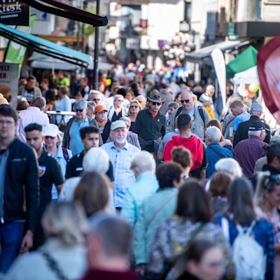 Das Bild zeigt eine sehr stark frequentiert Euskirchener Fußgängerzone.