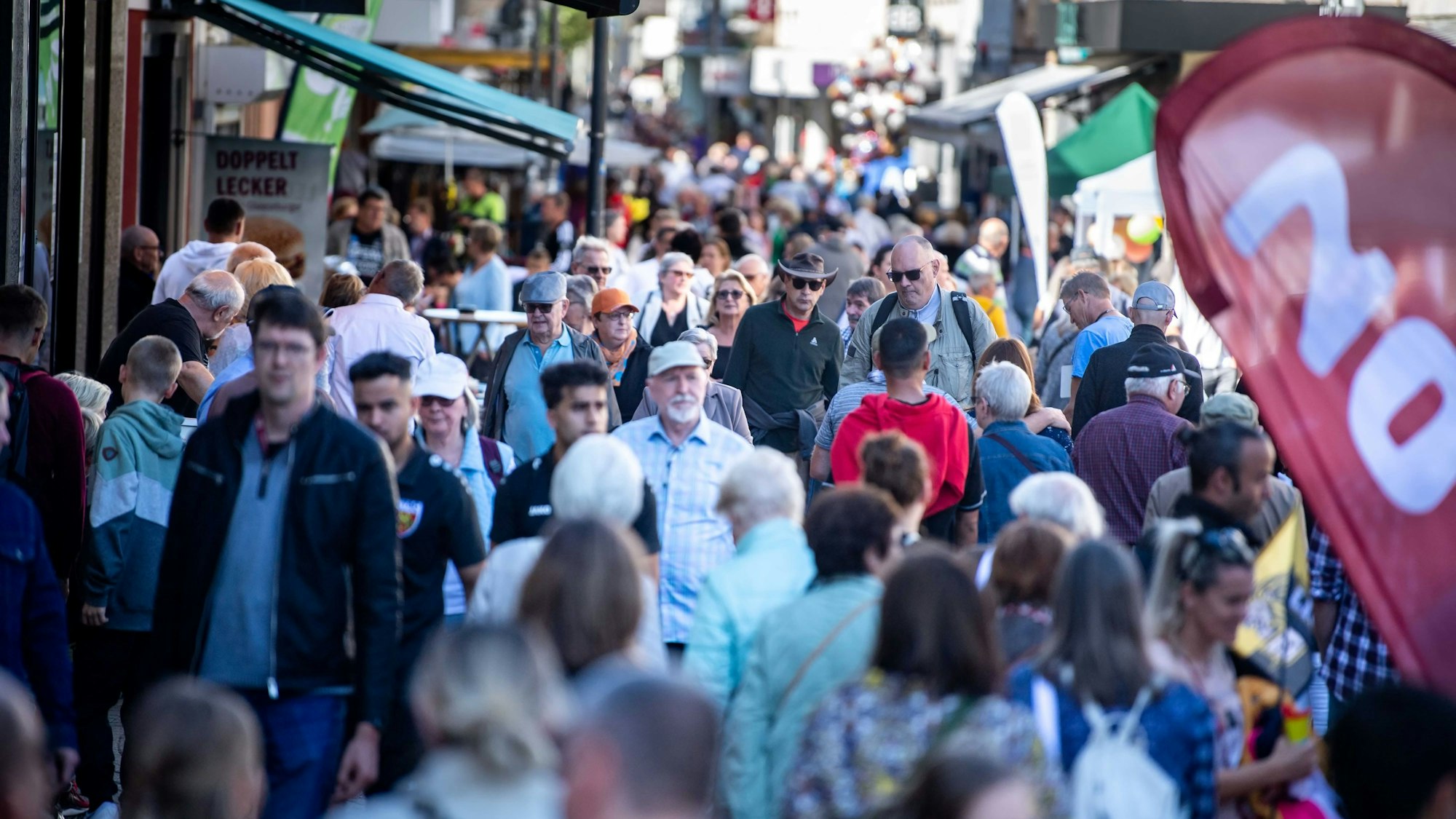 Das Bild zeigt eine sehr stark frequentiert Euskirchener Fußgängerzone.