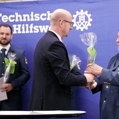 Das Bild zeigt Richard Schwarzer (r.) und Schleidens Bürgermeister Ingo Pfennings.