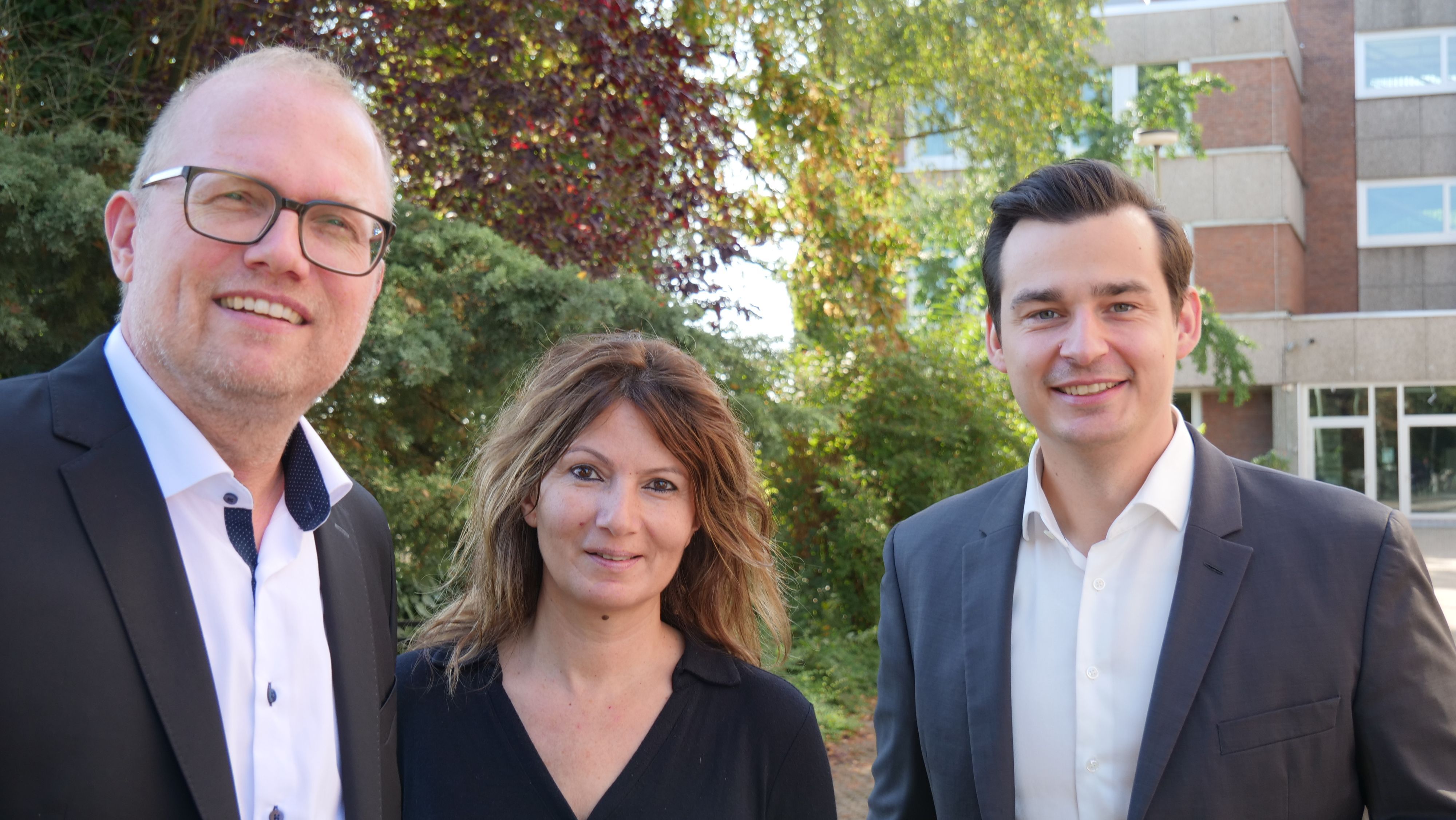 Landtagsfraktionschef Jochen Ott, MdL Tülay Durdu und Kreisvorsitzender Marcel Kreutz stehen nebeneinander.
