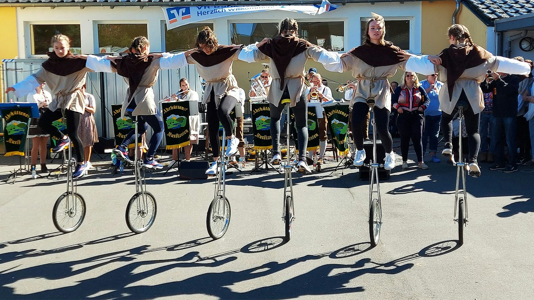 Das Foto zeigt sechs Akteure auf Hochrädern.