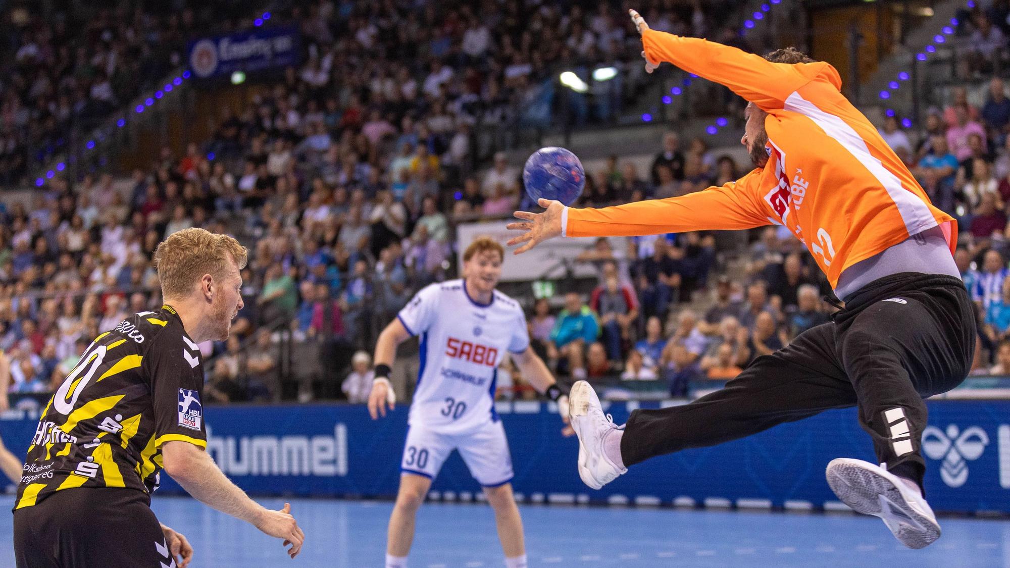VfL-Torhüter Daniel Rebmann kommt im Strecksprung aus dem Tor und hält den Wurf des Stuttgartes Sascha Pfattheicher.
