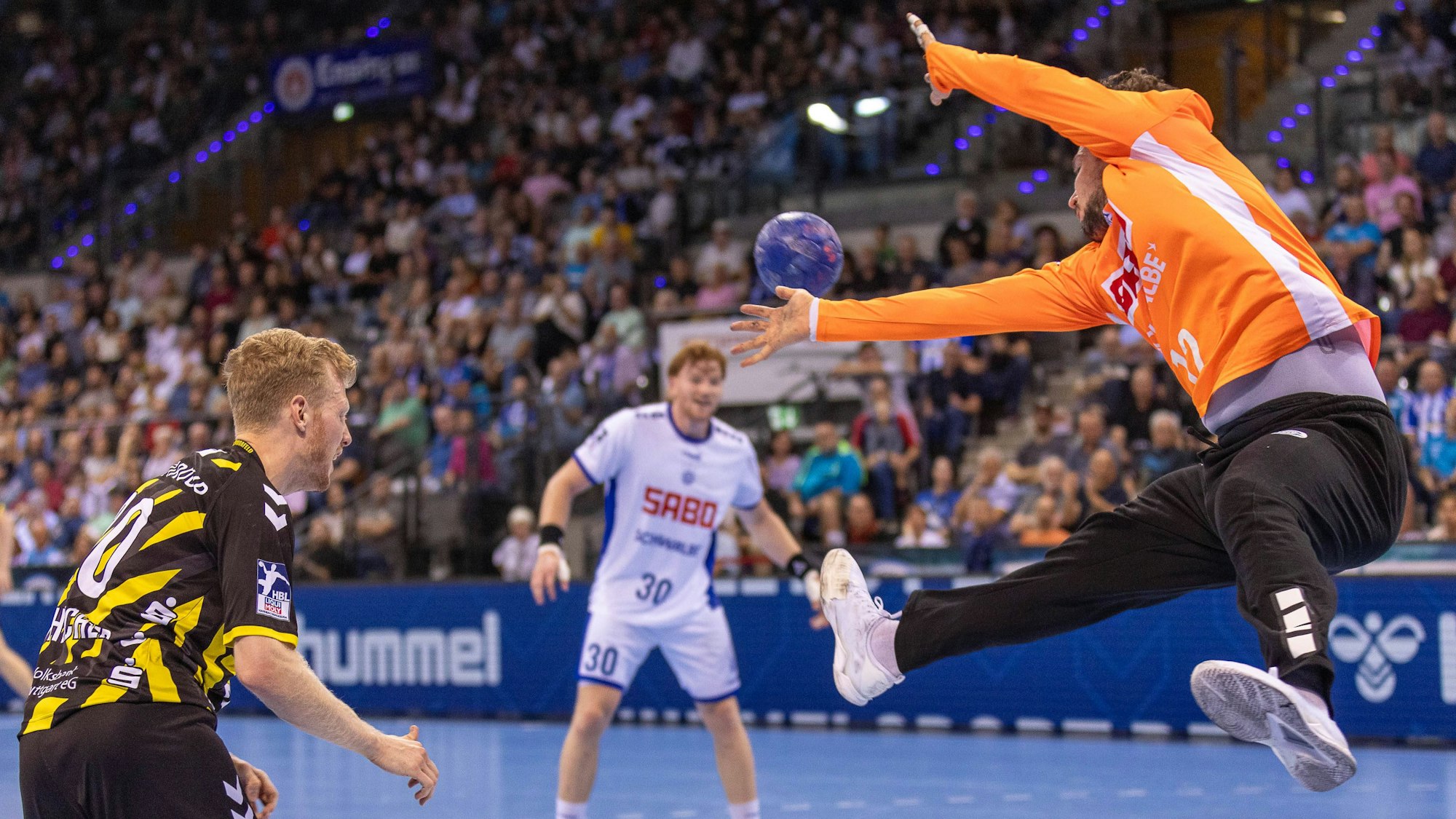 VfL-Torhüter Daniel Rebmann kommt im Strecksprung aus dem Tor und hält den Wurf des Stuttgartes Sascha Pfattheicher.