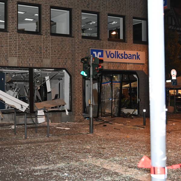 In Erftstadt Lechenich, Raifeisenstr. wurde ein Geldautomat der Volksbank gesprengt. Am Gebäude und an der Einrichtung der Bank entstand erheblicher Schaden. Auf der Straße liegen überall Glassplitter.