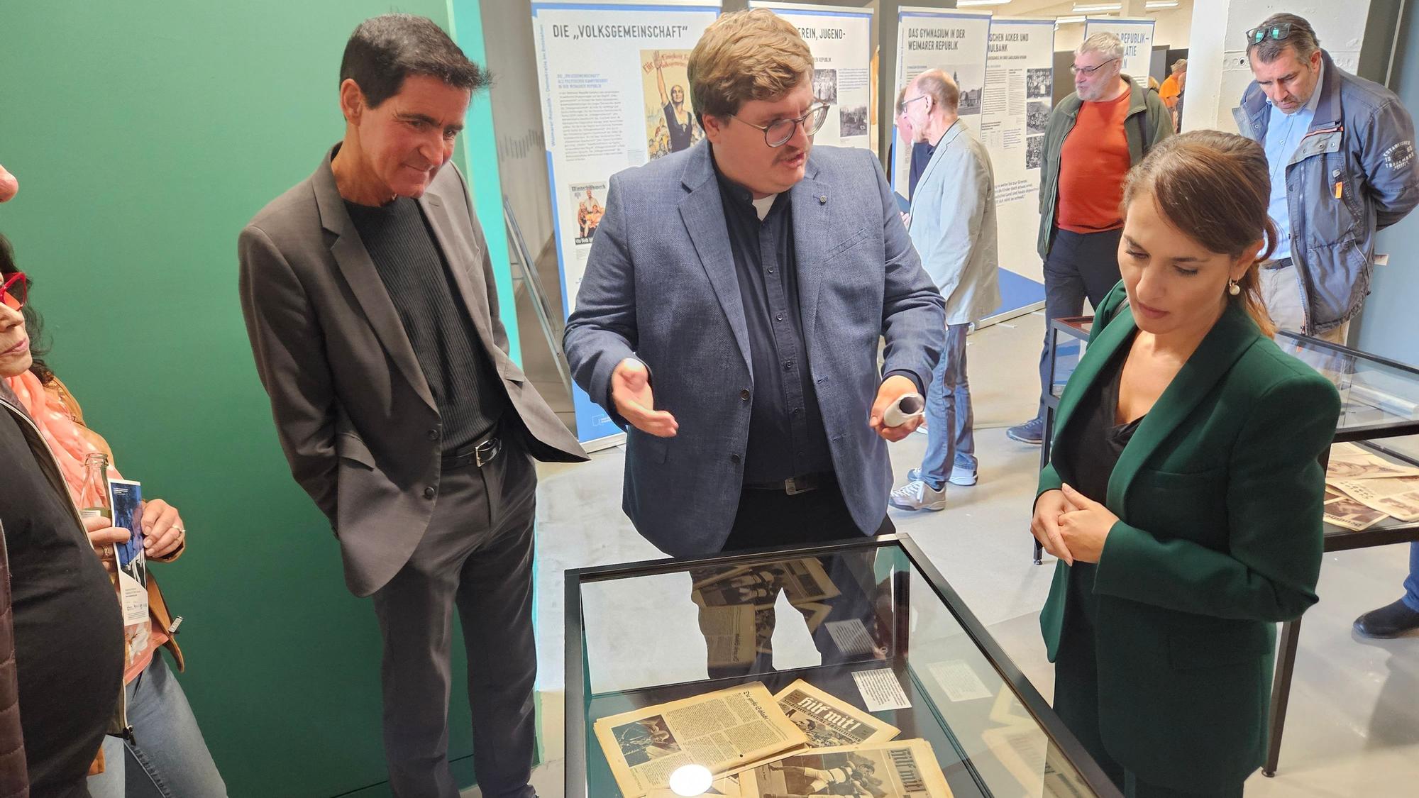 Thomas Kreyes (v.l.), Marc Meyer und Gonca Türkeli-Dehnert stehen vor einer Ausstellungsvitrine.