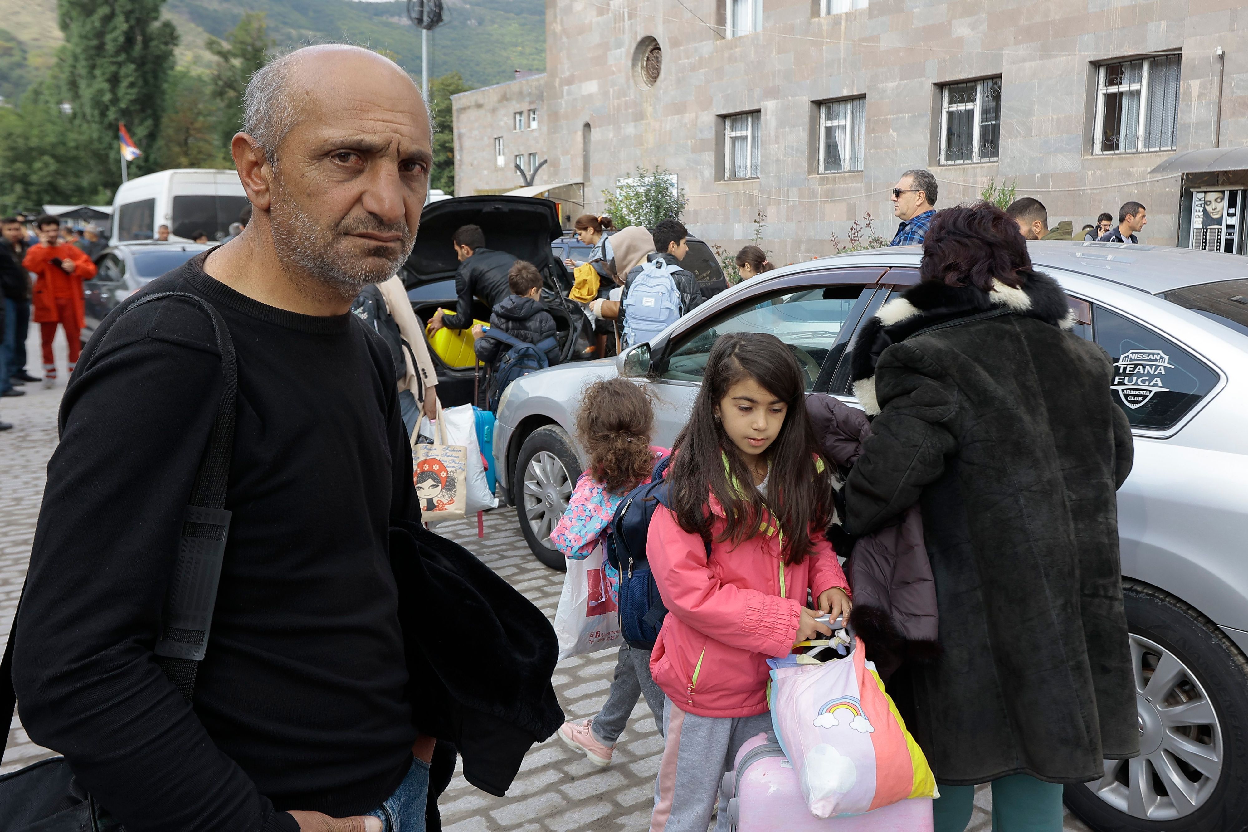 Ethnische Armenier aus Berg-Karabach in der Region Syunik an. Nach der Eroberung des Gebiets Berg-Karabach im Südkaukasus durch Aserbaidschan haben sich bereits Tausende der dort lebenden Karabach-Armenier auf die Flucht begeben.