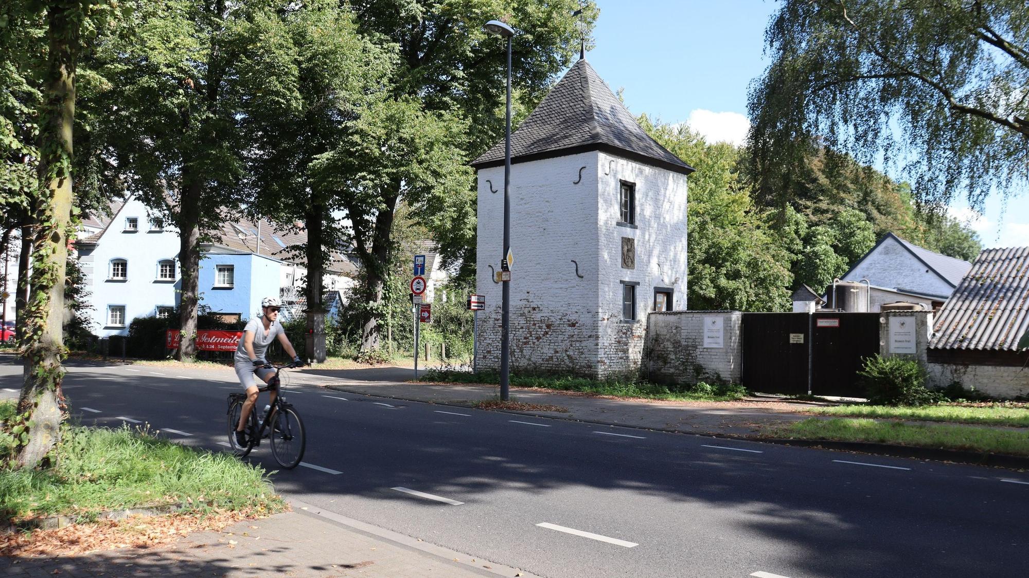 Die Stadt soll prüfen, ob am Thurner Hof eine Querungshilfe für Fußgänger und Red fahrende über die Mielenforster Straße angelegt werden kann. Foto: Uwe Schäfer