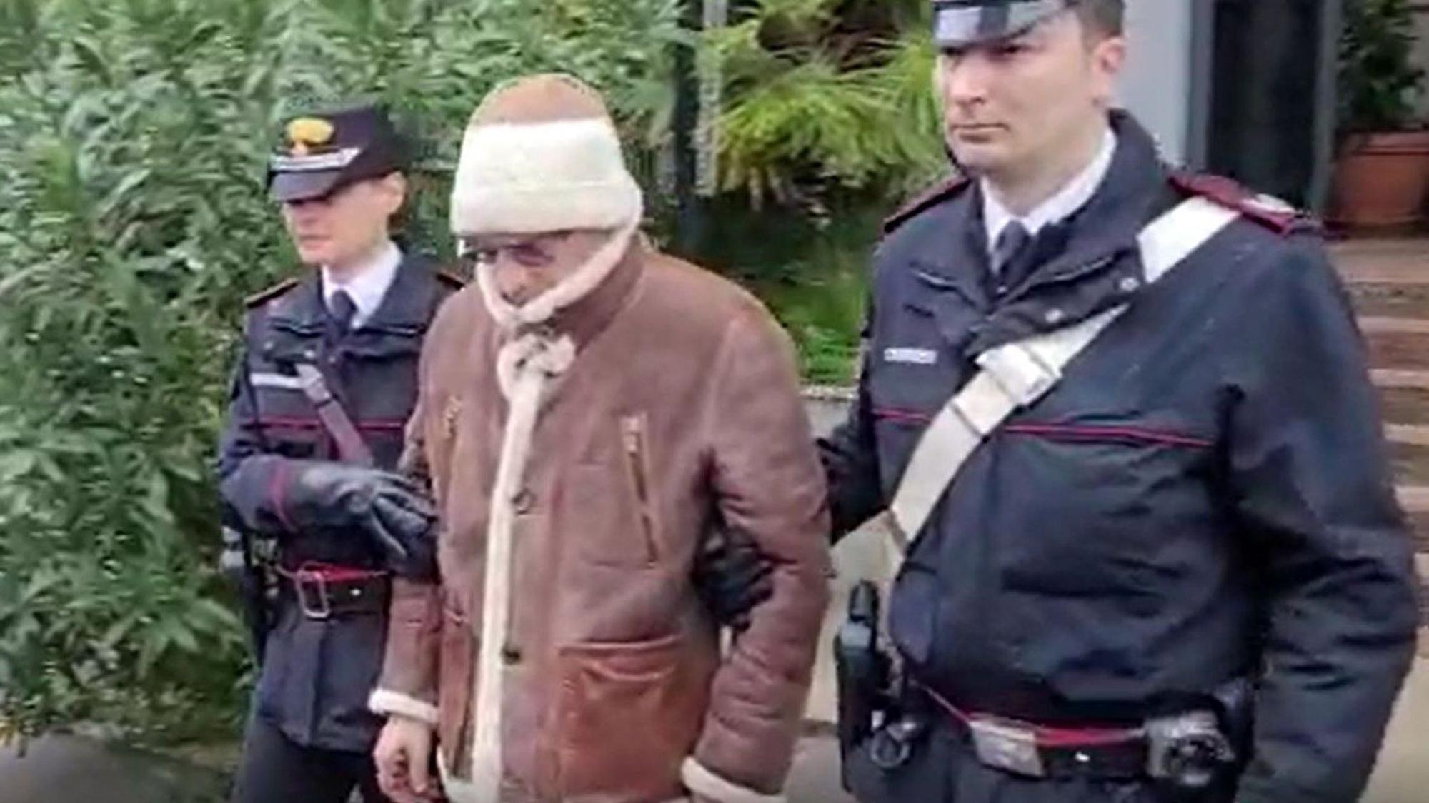 ARCHIV - 16.01.2023, Italien, Palermo: Das Standbild aus einem Polizeivideo zeigt Matteo Messina Denaro (M), Chef der sizilianischen Cosa Nostra, der nach seiner Festnahme von der Polizei begleitet wird. (Wiederholung mit verändertem Bildausschnitt) Foto: -/Comando Generale Carabinieri /dpa - ACHTUNG: Nur zur redaktionellen Verwendung im Zusammenhang mit der aktuellen Berichterstattung und nur mit vollständiger Nennung des vorstehenden Credits +++ dpa-Bildfunk +++