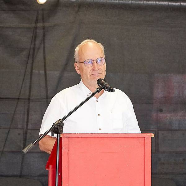 Dr. Hans-Peter Schick steht am Rednerpult.