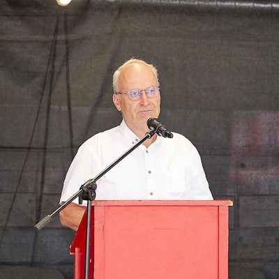 Dr. Hans-Peter Schick steht am Rednerpult.