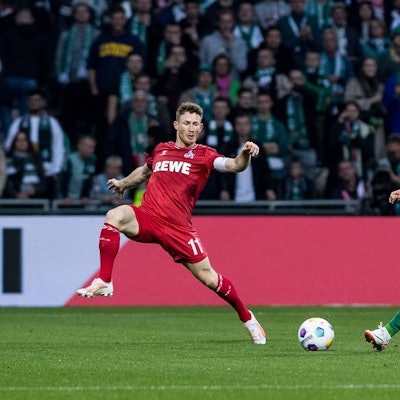 Florian Kainz steht auf dem Spielfeld und versucht den Ball abzuwehren.