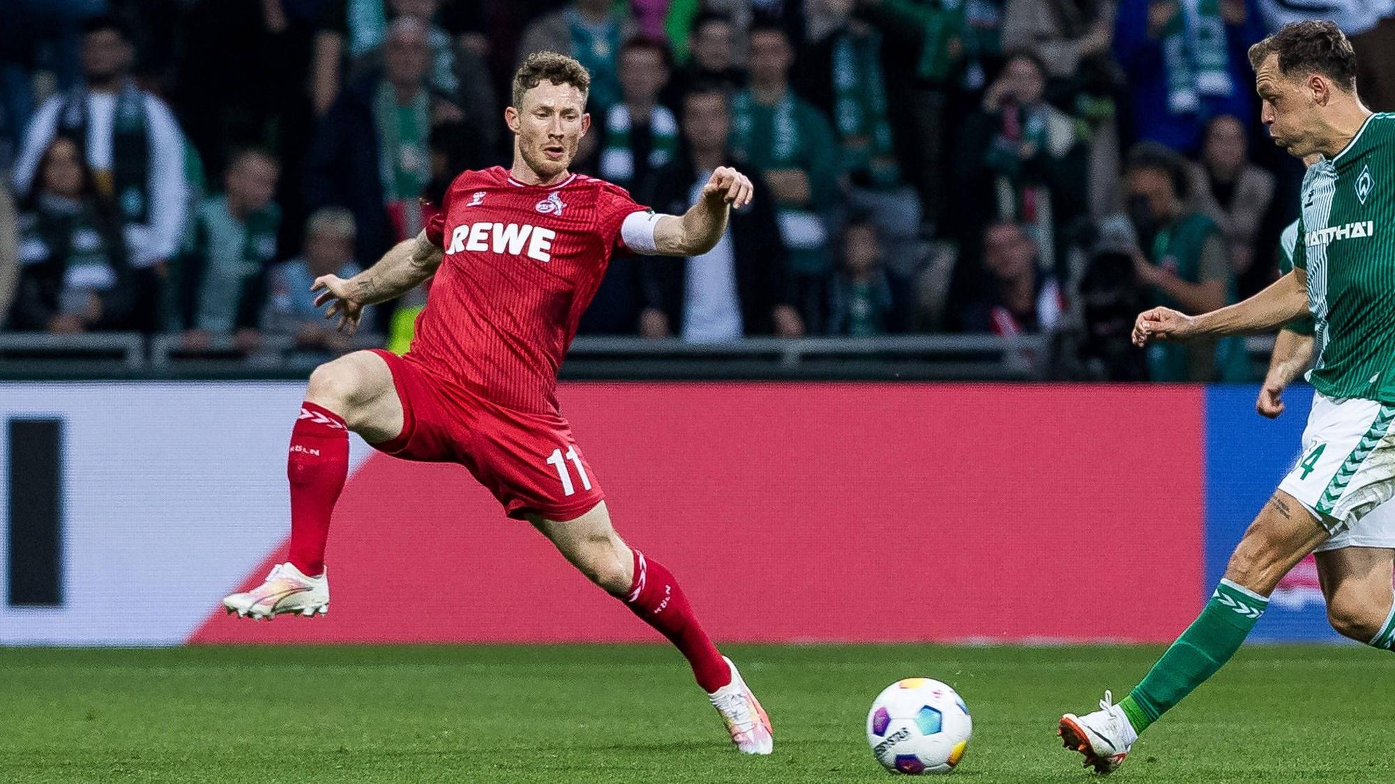 Florian Kainz steht auf dem Spielfeld und versucht den Ball abzuwehren.