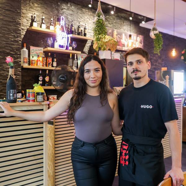 Die Inhaber Marcela Andrei und Daniela Istrate stehen vor der Theke ihres neu eröffneten Restaurants.