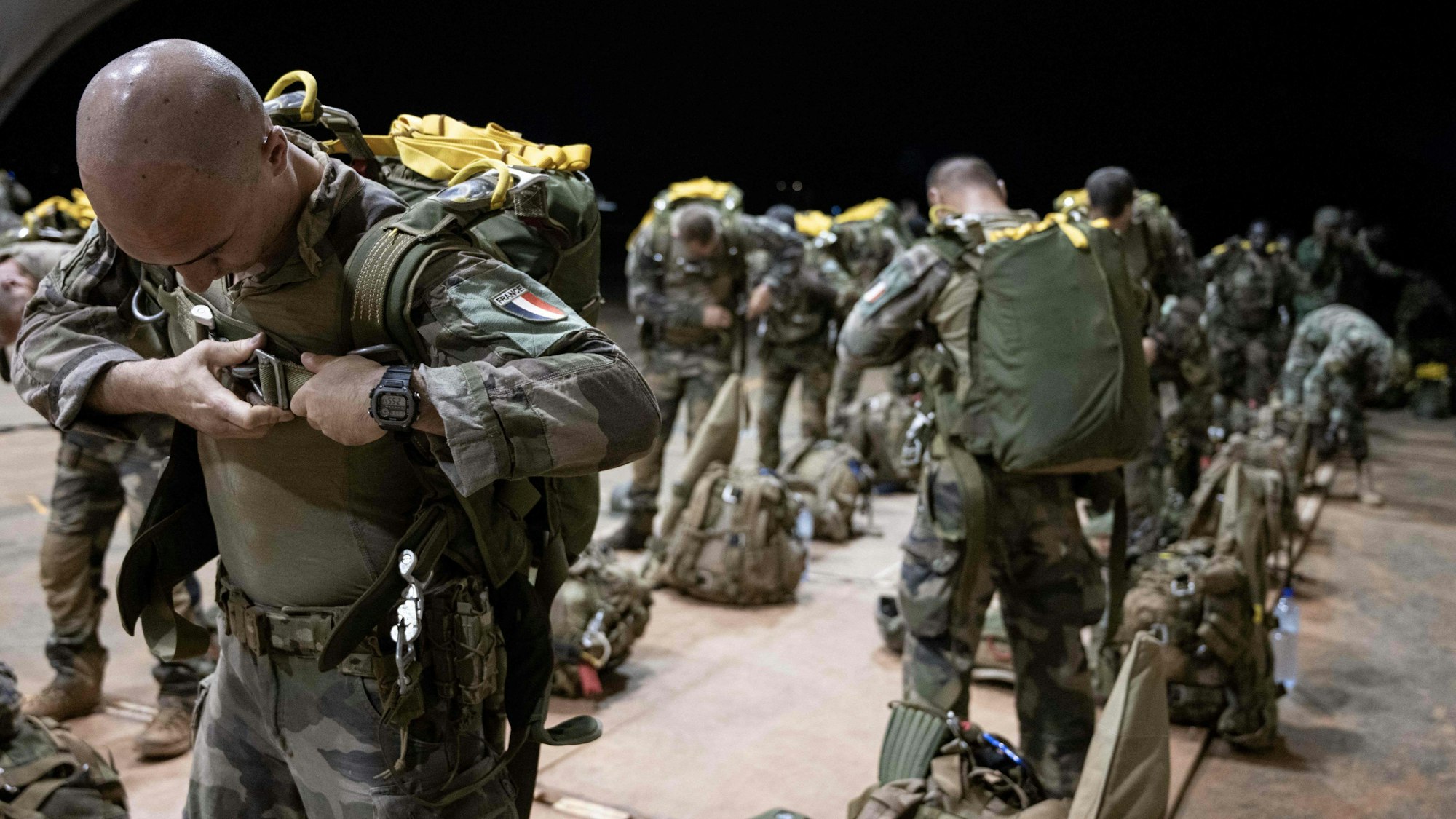 Französische Soldaten bereiten sich in einer Luftwaffenbasis auf eine Mission vor.