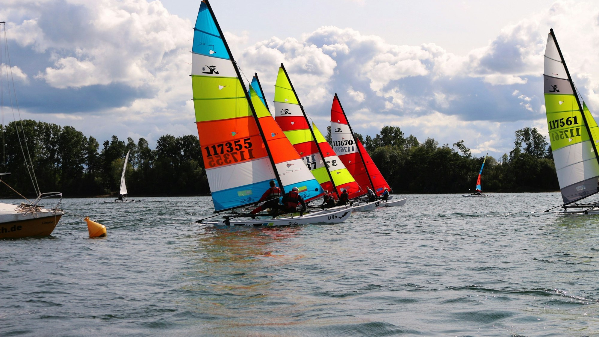 Das Bild zeigt eine Szene der Regatta auf dem Zülpicher Wassersportsee.