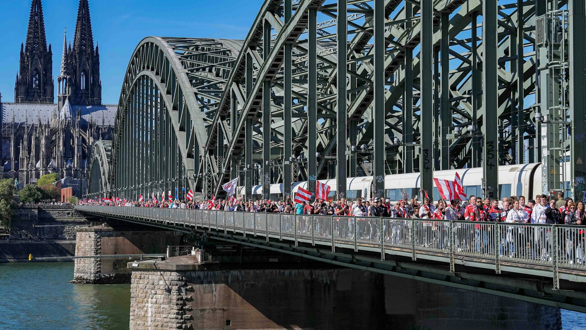 Mit einem Marsch vom Dom zur Lanxess Arena stimmten sich die KEC-Fans auf das erste Derby der Saison ein.