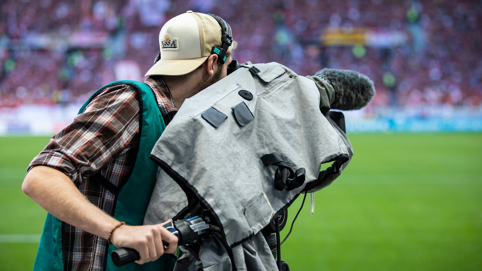 ARD und ZDF haben sich mit dem DFB und der UEFA auf umfangreiche Rechtepakete für Frauen- und Männer-Länderspiele geeinigt.
