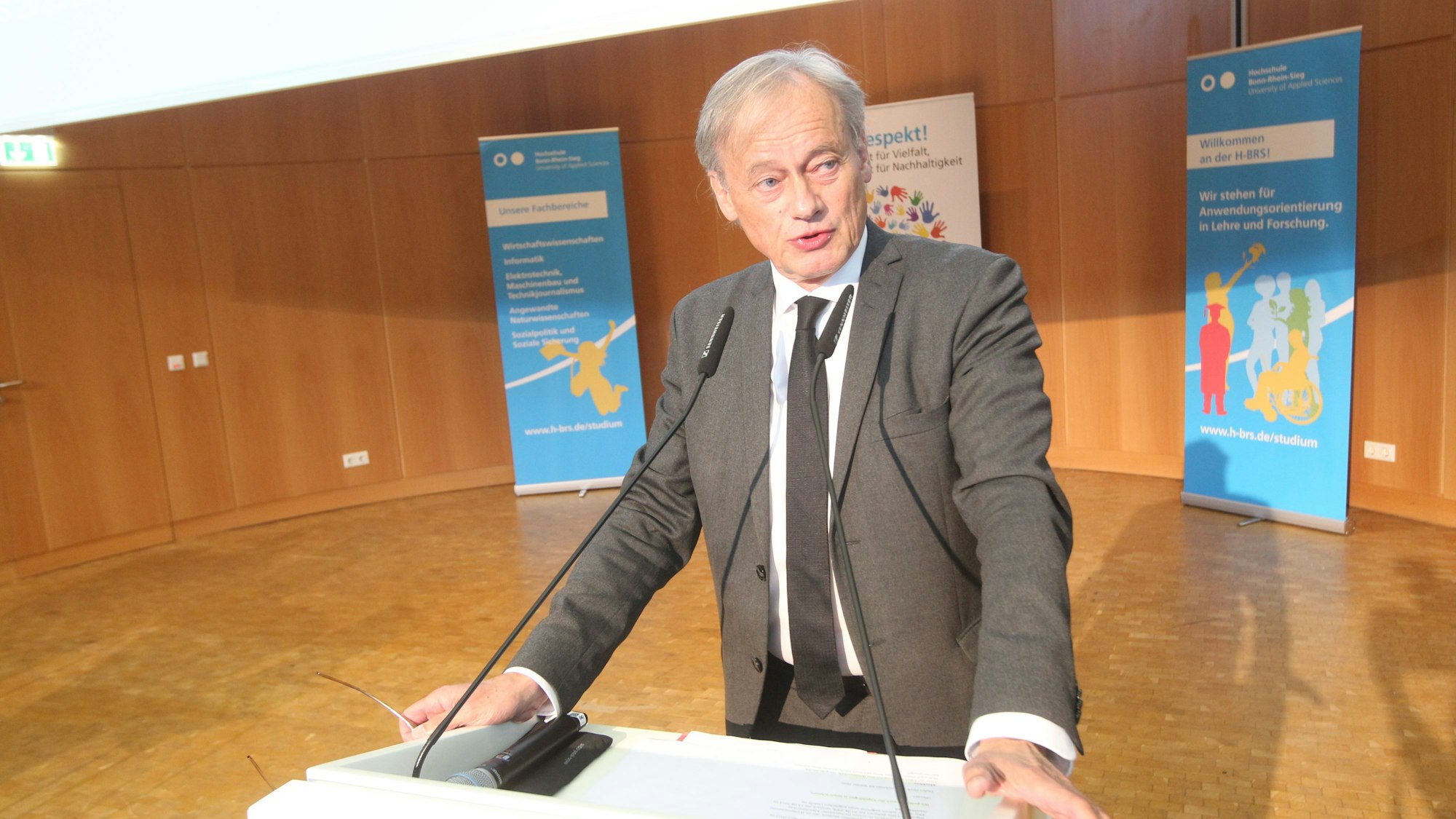 Hochschul-Präsident Professor Hartmut Ihne begrüßte die neuen Studenten.