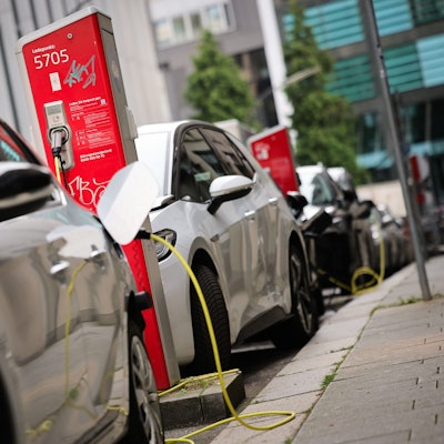 Elektrofahrzeuge werden an einer Ladesäule in der Innenstadt geladen.
