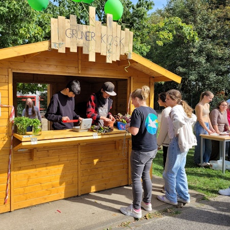 25.09.2023 der Grüne Kiosk ist eröffnet, an zwei Tagen verkaufen Schüler der Gesamtschule unter anderem Gemüse, das im Schulgarten wächst - was noch fehlt ist eine Photovoltaikanlage