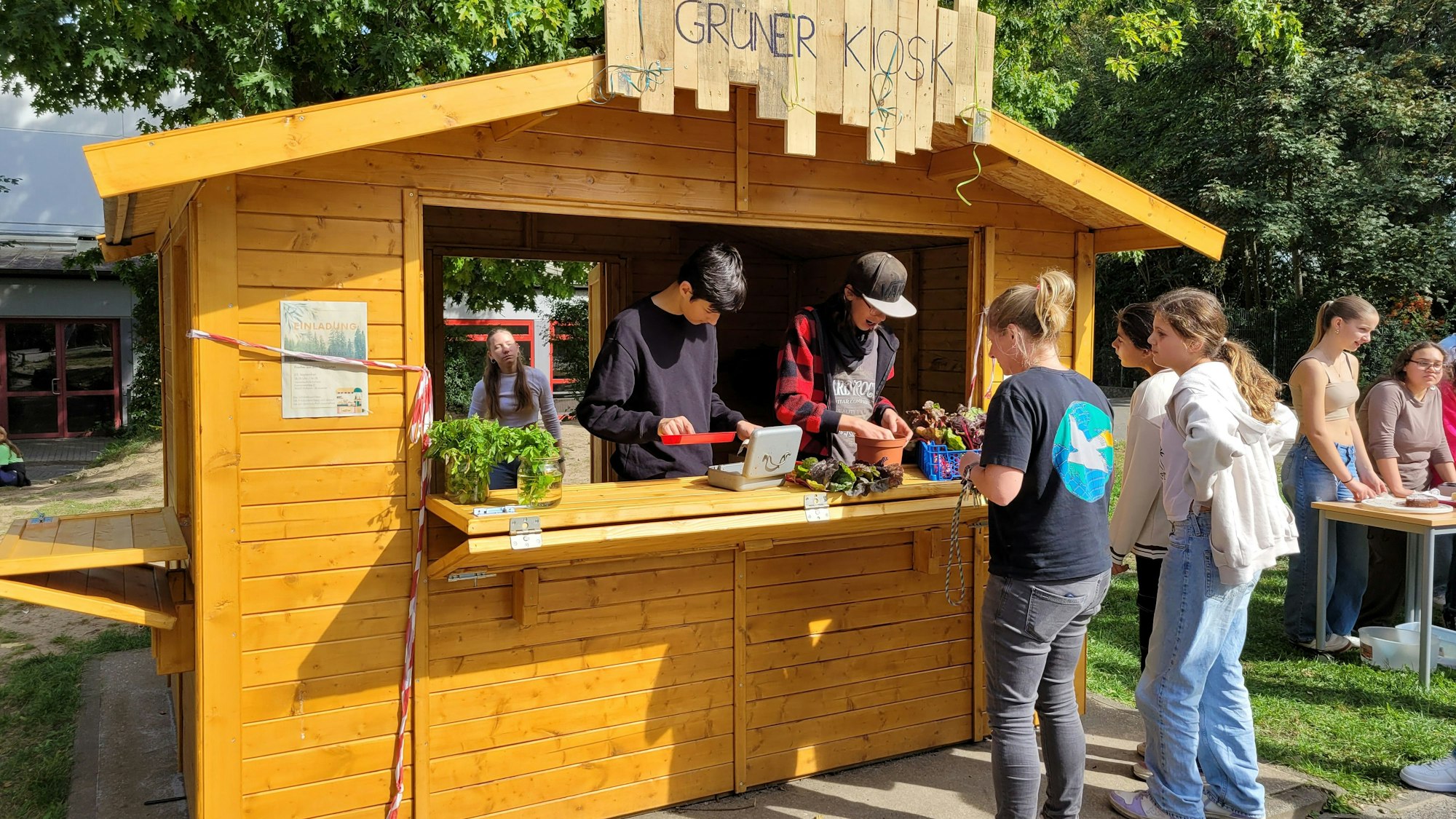 25.09.2023 der Grüne Kiosk ist eröffnet, an zwei Tagen verkaufen Schüler der Gesamtschule unter anderem Gemüse, das im Schulgarten wächst - was noch fehlt ist eine Photovoltaikanlage