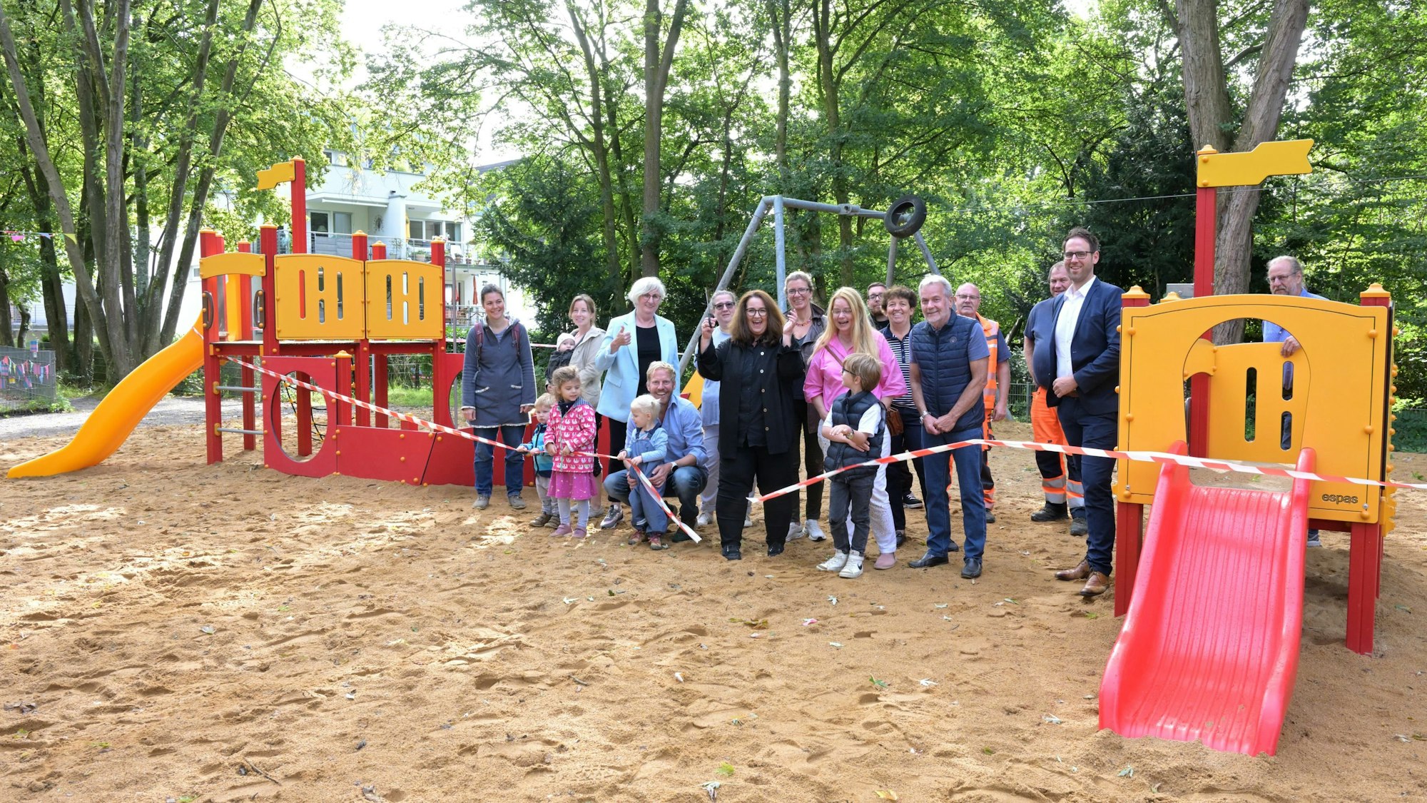 Neue und alte Spielgeräte hat die Stadt Rösrath auf dem Spielplatz am Sülzufer aufstellen lassen. Bei der offiziellen Eröffnung waren Stadtverwaltung, Kommunalpolitik sowie einige Kinder und Eltern vertreten.