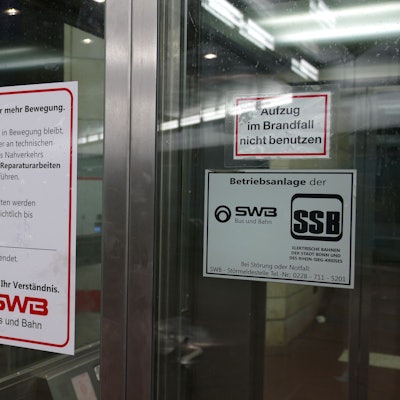 Ein Aushang der Bonner Stadtwerke auf der Tür des defekten Bahnhofsaufzugs wies seit Anfang September auf den Umweg hin, den Reisende mit eingeschränkter Mobilität auf sich nehmen mussten.