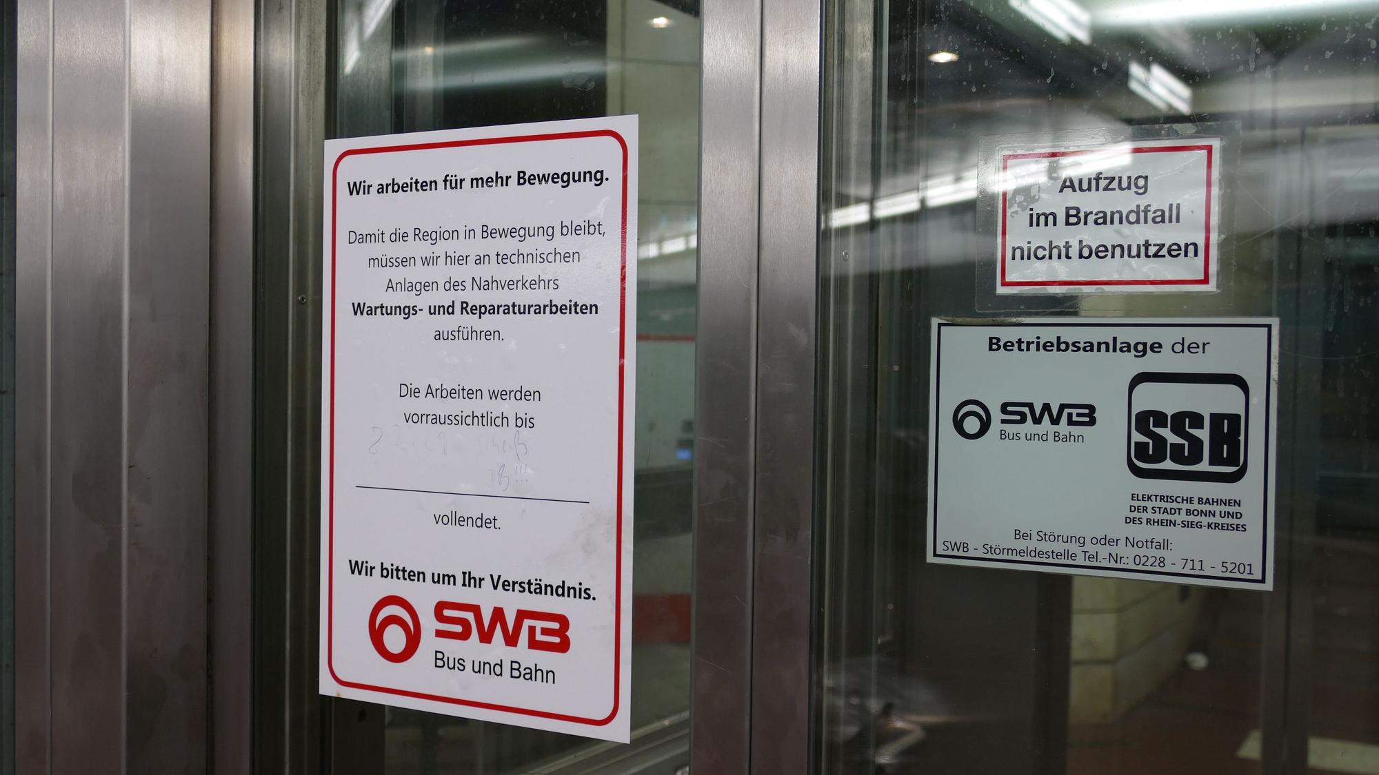 Ein Aushang der Bonner Stadtwerke auf der Tür des defekten Bahnhofsaufzugs wies seit Anfang September auf den Umweg hin, den Reisende mit eingeschränkter Mobilität auf sich nehmen mussten.