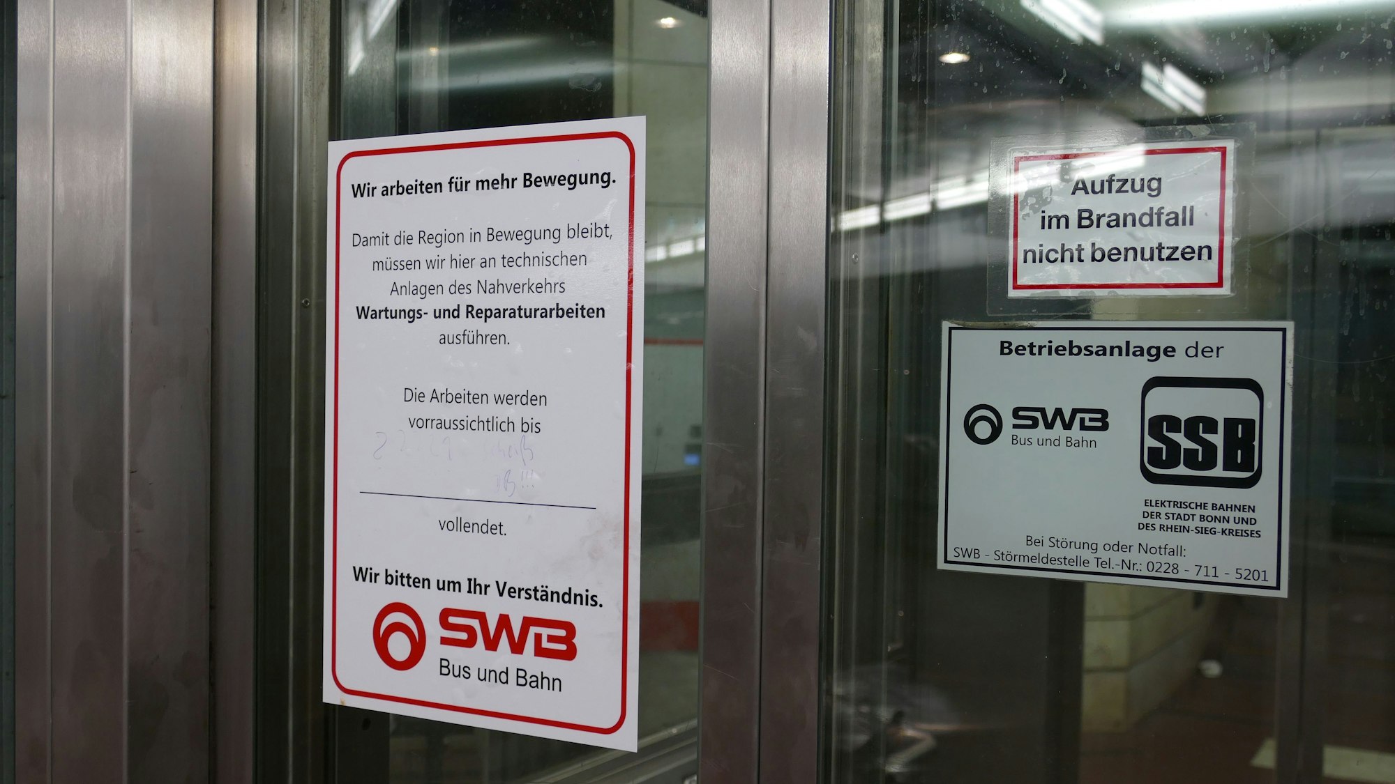 Ein Aushang der Bonner Stadtwerke auf der Tür des defekten Bahnhofsaufzugs wies seit Anfang September auf den Umweg hin, den Reisende mit eingeschränkter Mobilität auf sich nehmen mussten.