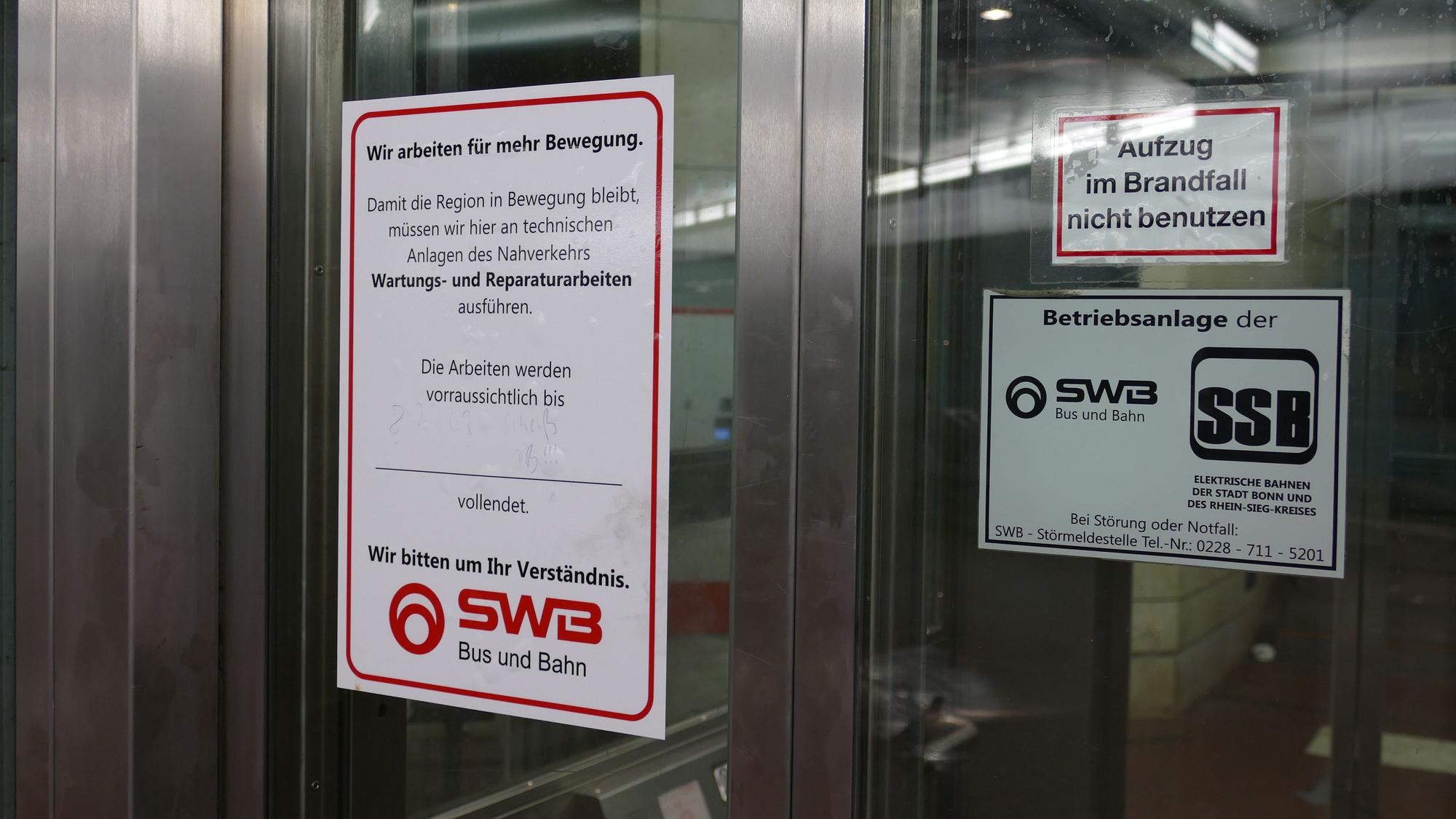 An der gläsernen Aufzugtür klebt ein Schild der SWB, das auf den Defekt und die anstehende Reparatur hinweist. Das Feld, in dem das Ende der Arbeiten eingetragen werden soll, ist allerdings leer.
