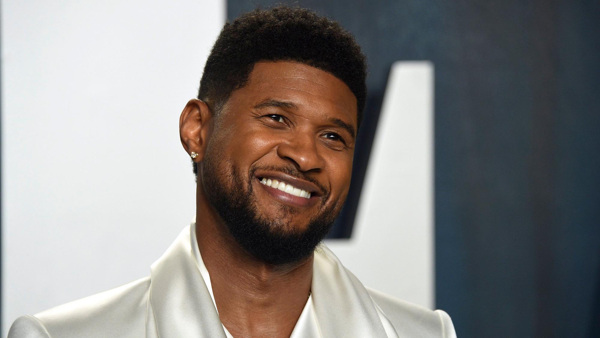 ARCHIV - 10.02.2020, USA, Beverly Hills: Usher, Musiker aus den USA, lächelt auf der Vanity Fair Oscar Party. Der US-Musiker Usher (44) soll in der Halbzeitshow des nächsten Super Bowl 2024 auftreten. Das teilte die National Football League (NFL) am Sonntag mit.