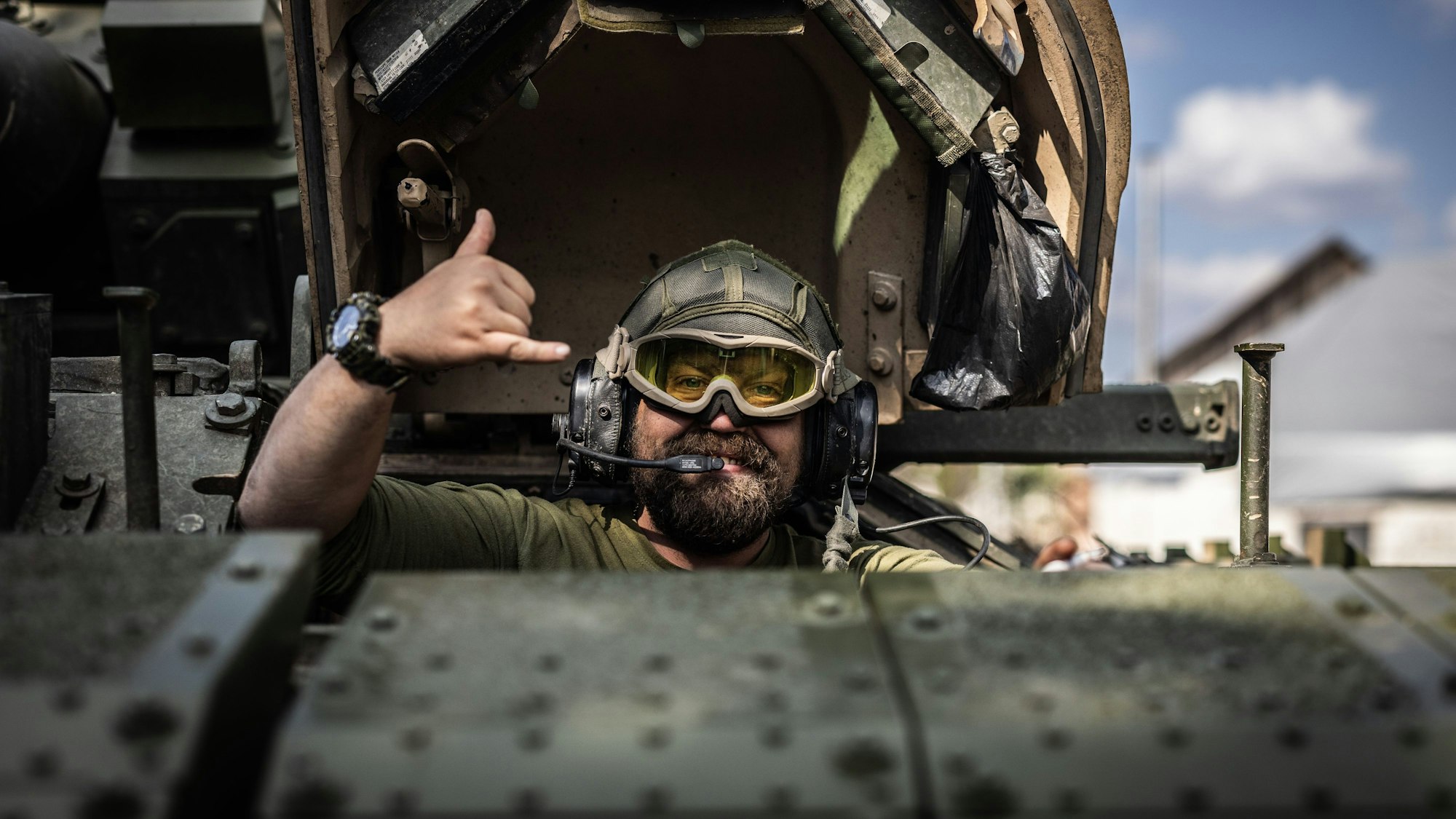 Der Fahrer eines Bradley Fighting Vehicle (BFV) gestikuliert in der Frontstadt Orichiw. Aus ihrem amerikanischen Schützenpanzer berichtet die Besatzung von schweren Gefechten.