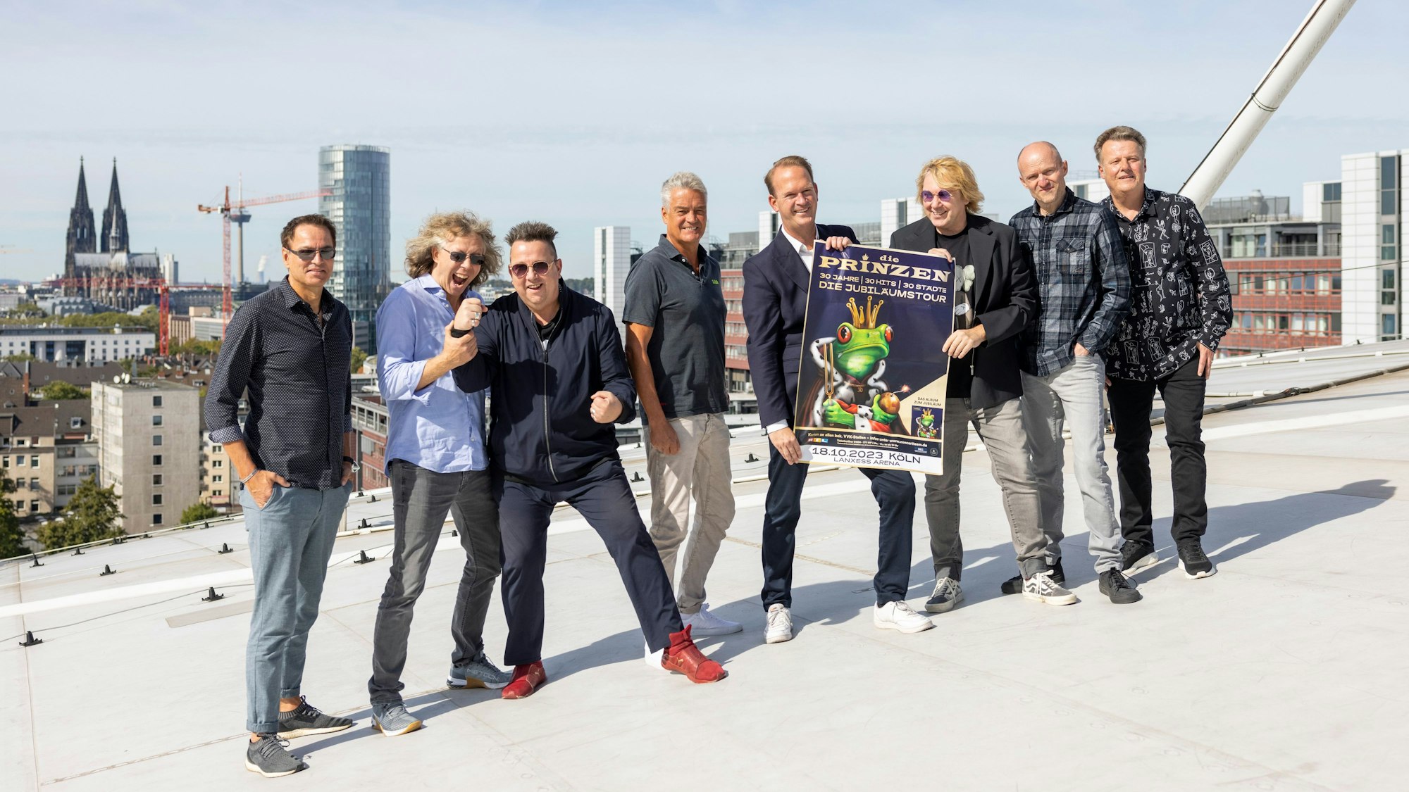 Die Prinzen mit Lanxess-Arena-Chef Stefan Löcher (4.v.r.) auf dem Dach der Arena.