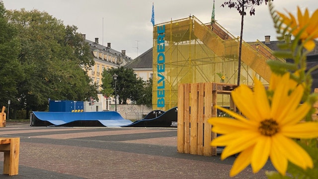 Zu sehen ist der Belvedere mit dem provisorischen Aussichtsturm und im Hintergrund das Brühler Schloss.