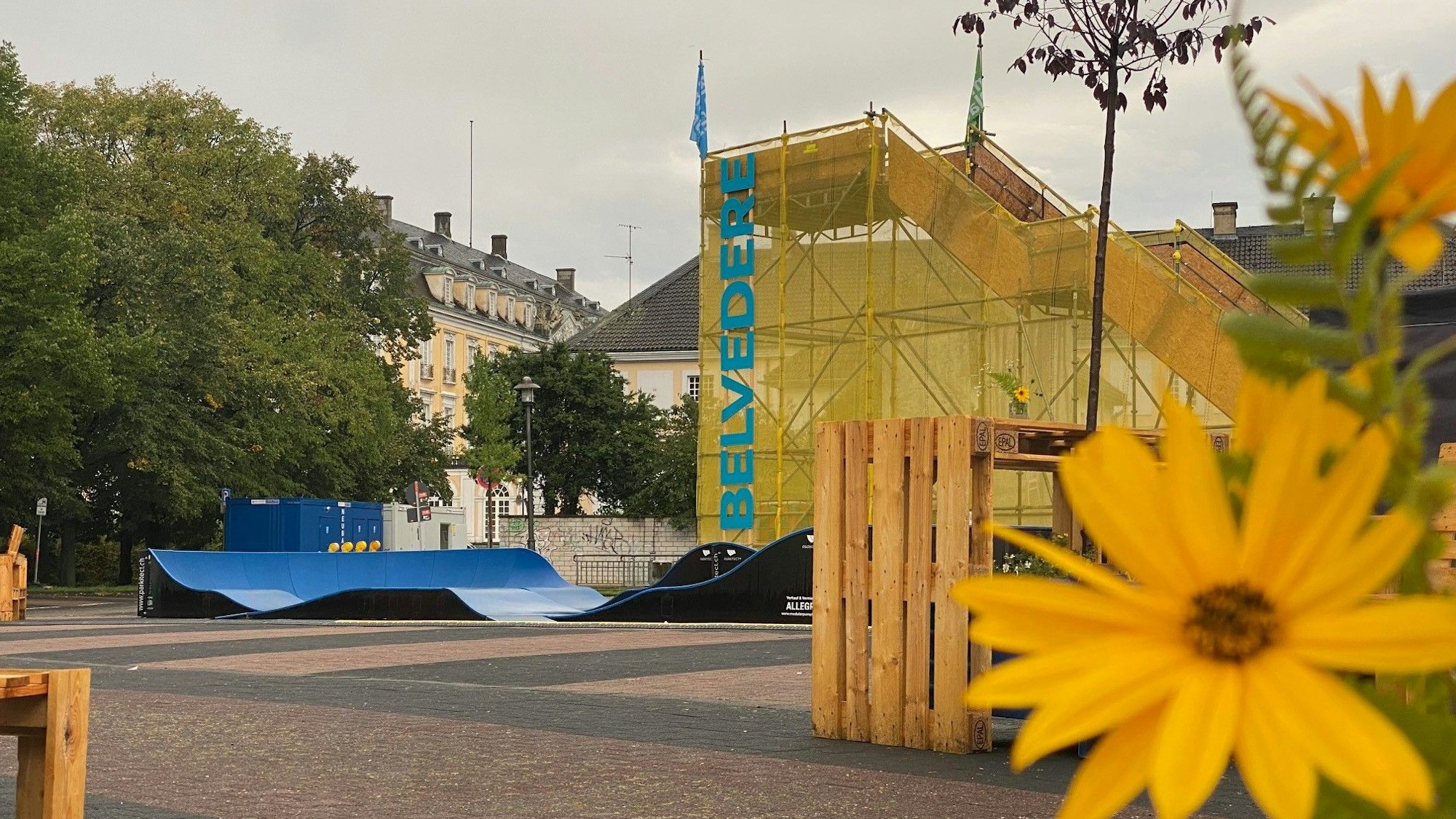 Zu sehen ist der Belvedere mit dem provisorischen Aussichtsturm und im Hintergrund das Brühler Schloss.