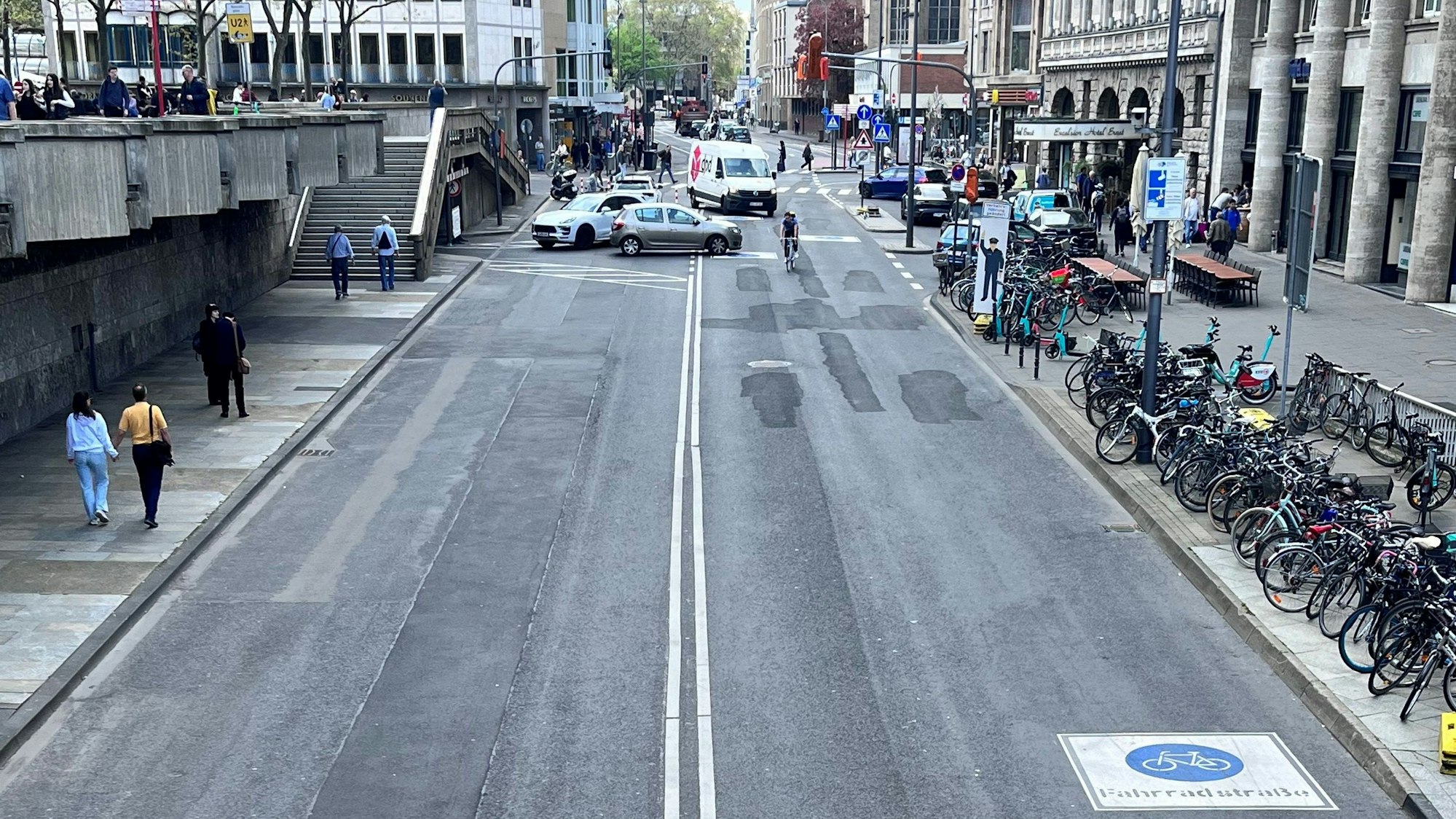 Die Trankgasse direkt am Kölner Dom.