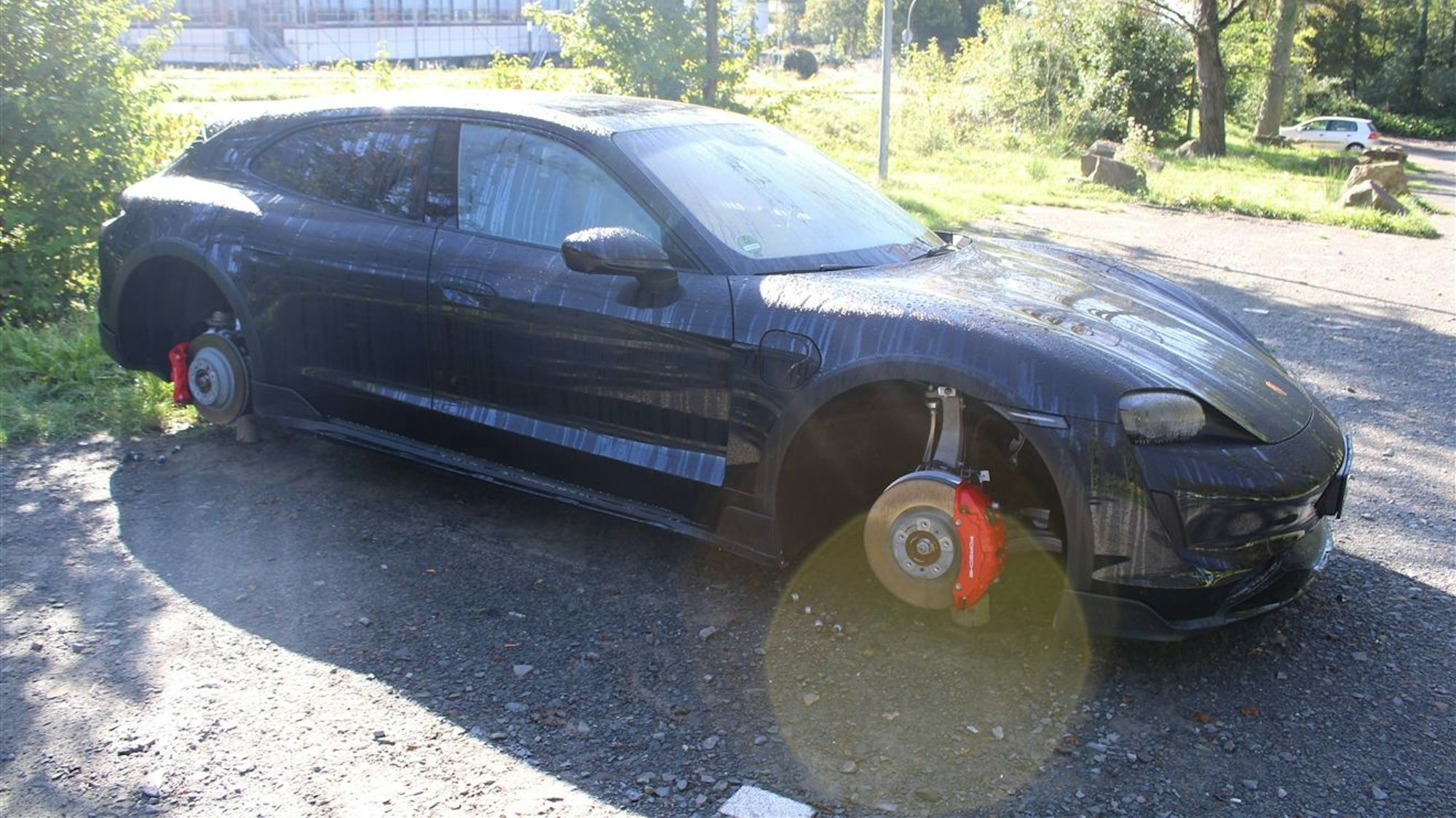 Der Porsche wurde auf dem Pendlerparkplatz aufgebockt. Anschließend entwendeten Unbekannte alle vier Räder.