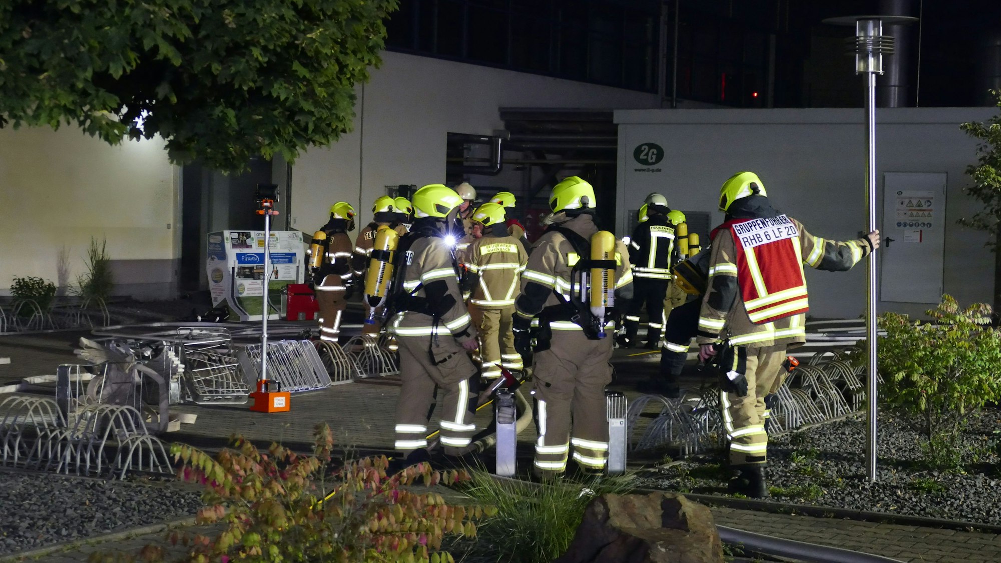 Feuerwehrleute vor dem Schwimmbad.