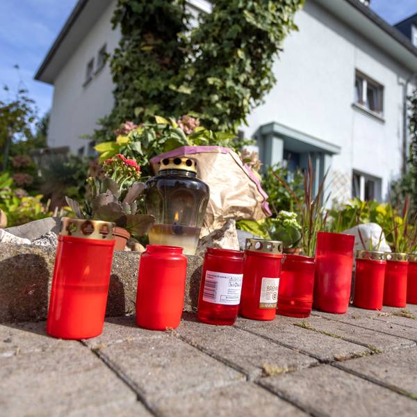 Am Fundort der Leiche wurden Kerzen aufgestellt.