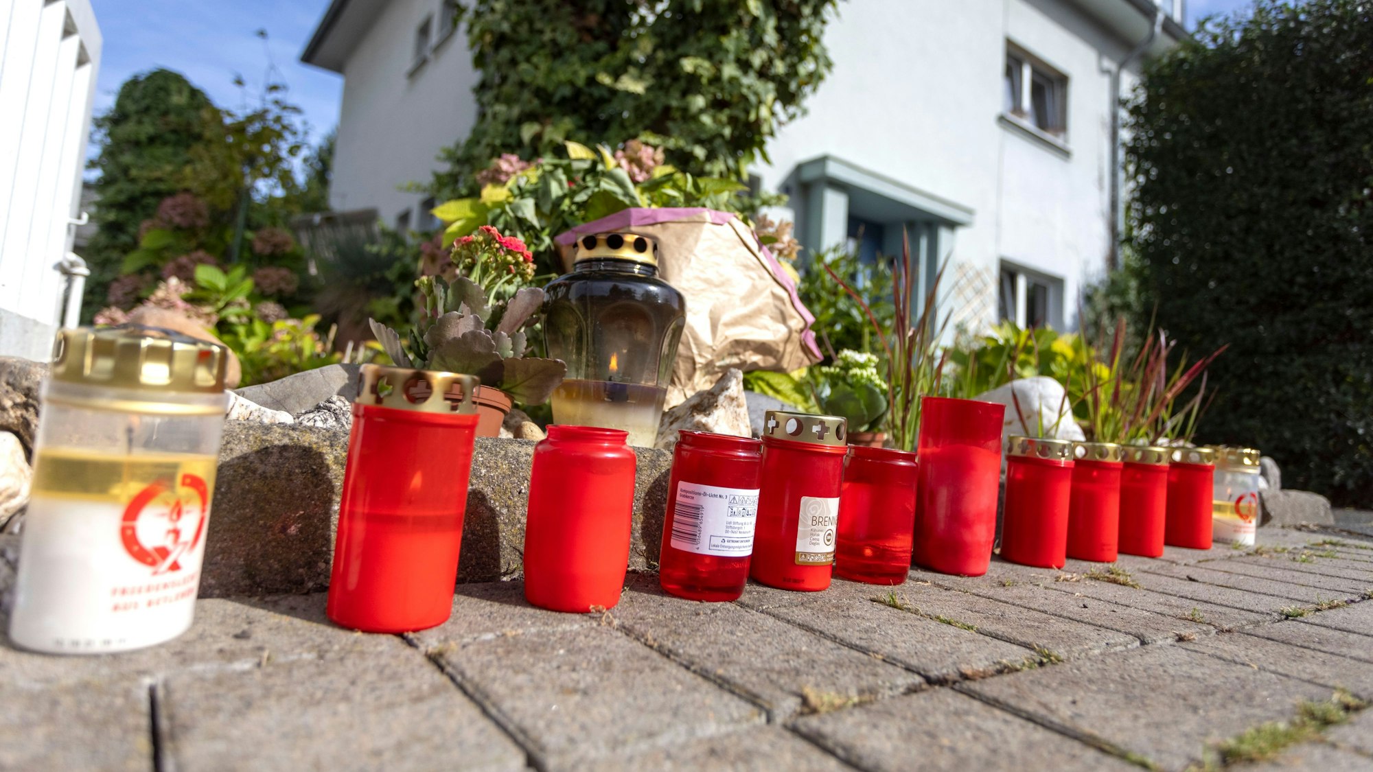 Am Fundort der Leiche wurden Kerzen aufgestellt.