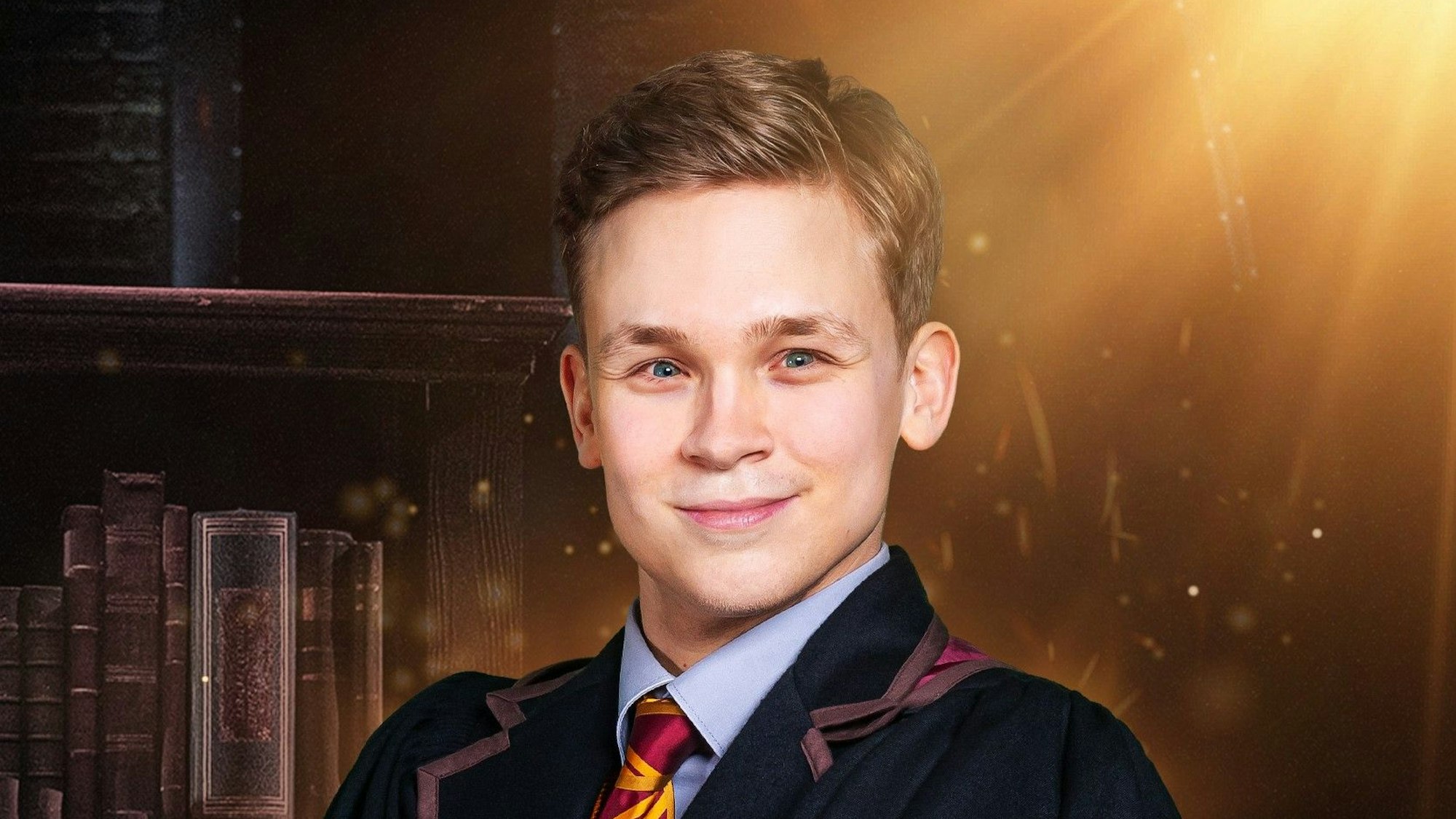 Lukas Kenfenheuer trägt einen Umhang und eine rot-gelbe Krawatte.