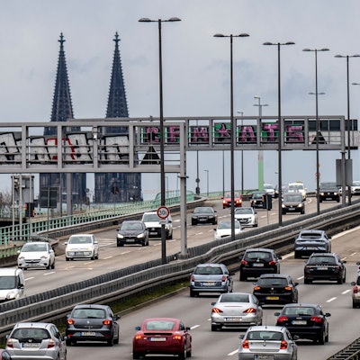 Viel Autoverkehr auf dem Zubringer zur Zoobrücke