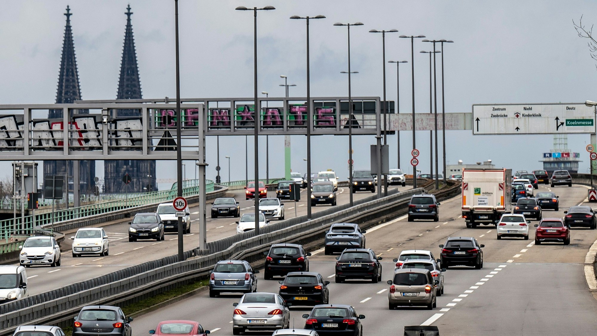 Viel Autoverkehr auf dem Zubringer zur Zoobrücke