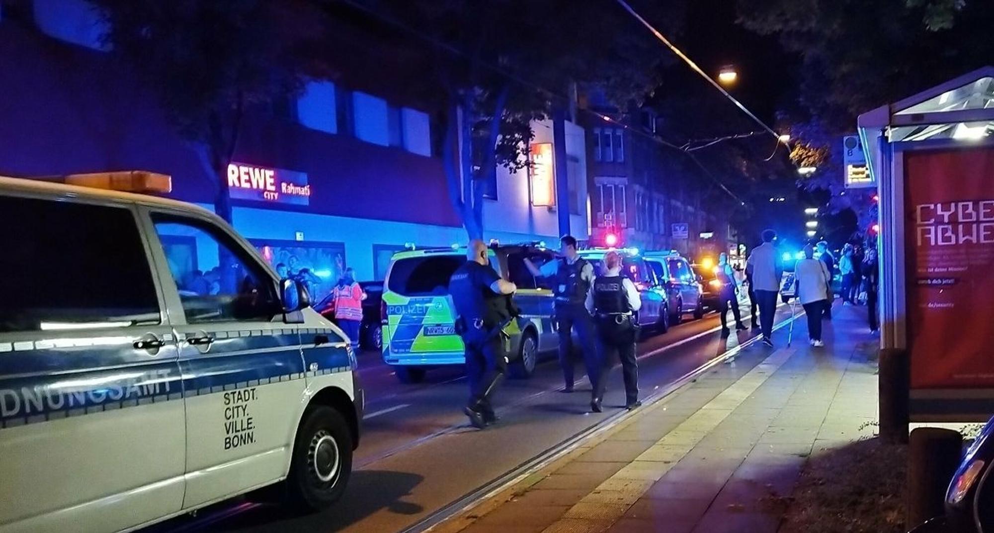 Die Polizei war am Samstagabend mit großem Aufgebot auf der Kessenicher Hausdorffstraße im Einsatz.