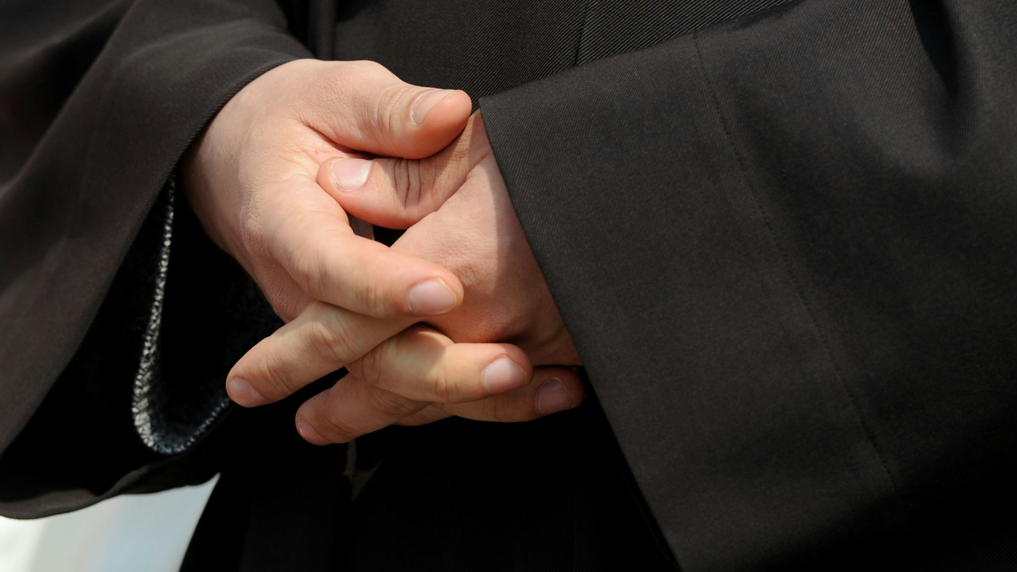 Ein Mann betet (Symbolbild).