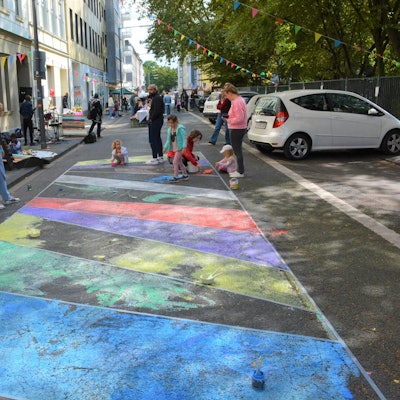 Die Burgunderstraße wurde mit Kreide bunt angemalt.