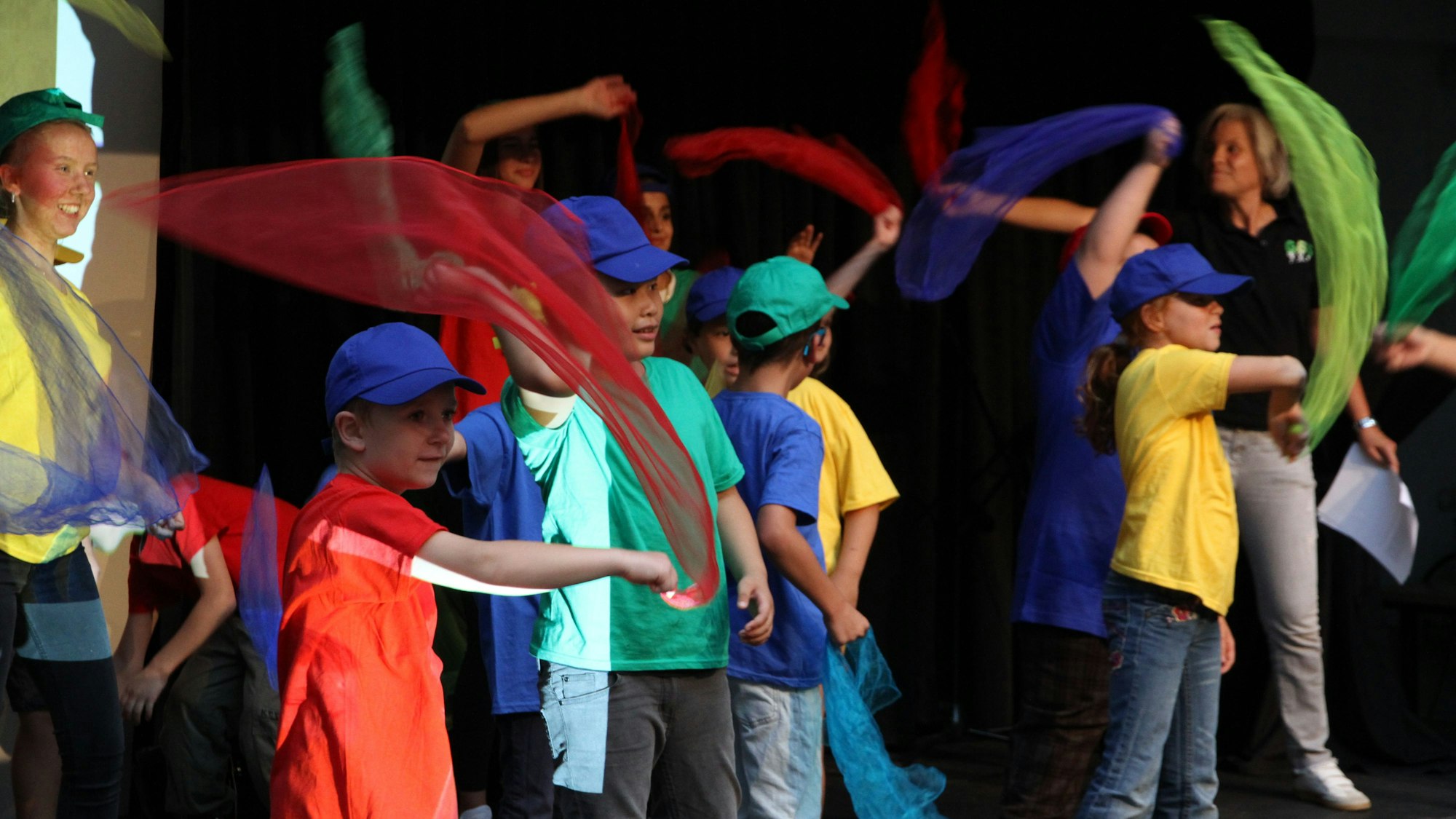 Vierter Integrationspreis des Rhein-Sieg-Kreises, bunt gekleidete Kinder auf der Bühne im Forum des Siegburger Stadtmuseums schwenken Stofftücher