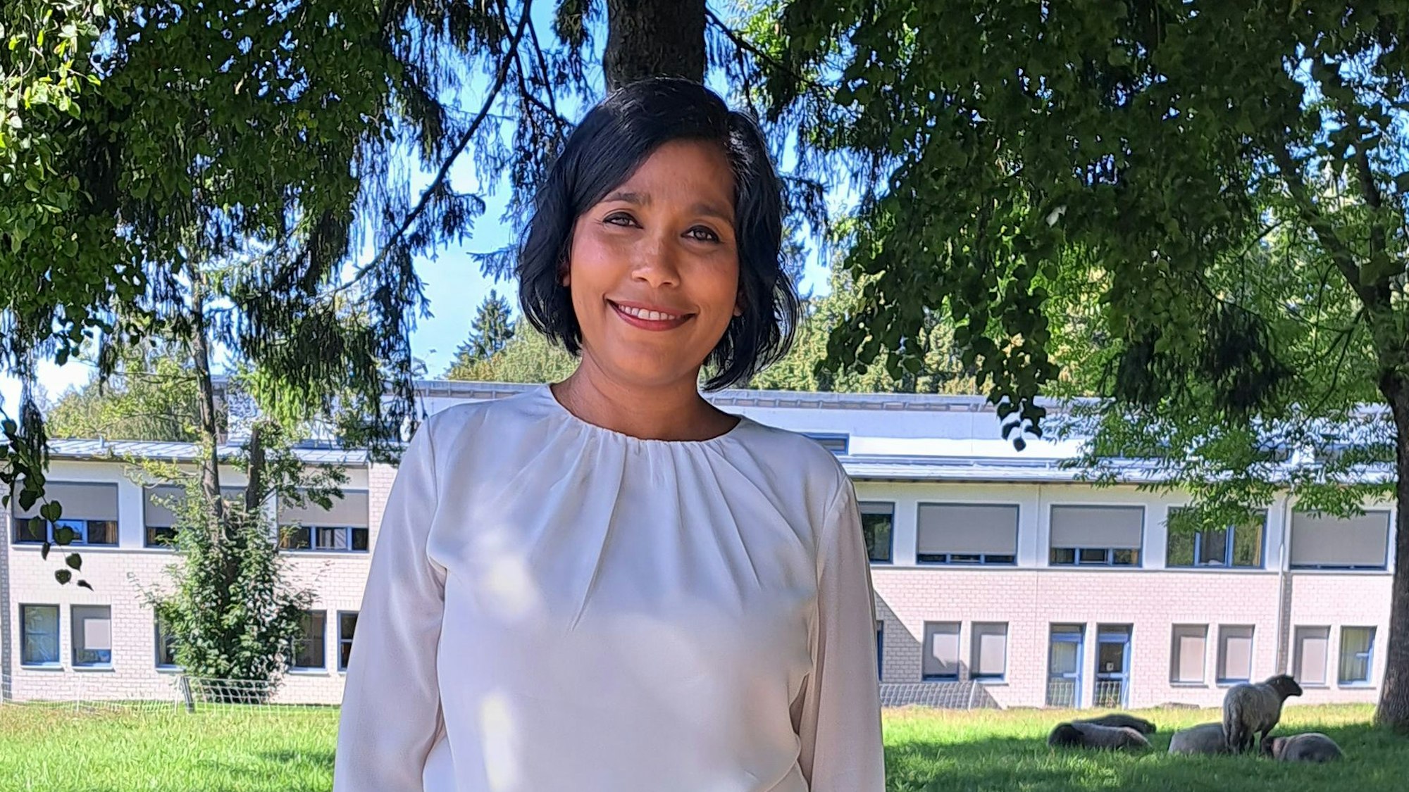 Das Foto zeigt Thayalini Boll, Chefärztin der Kinder- und Jugendpsychiatrie Marienheide, auf dem Außengelände der Klinik